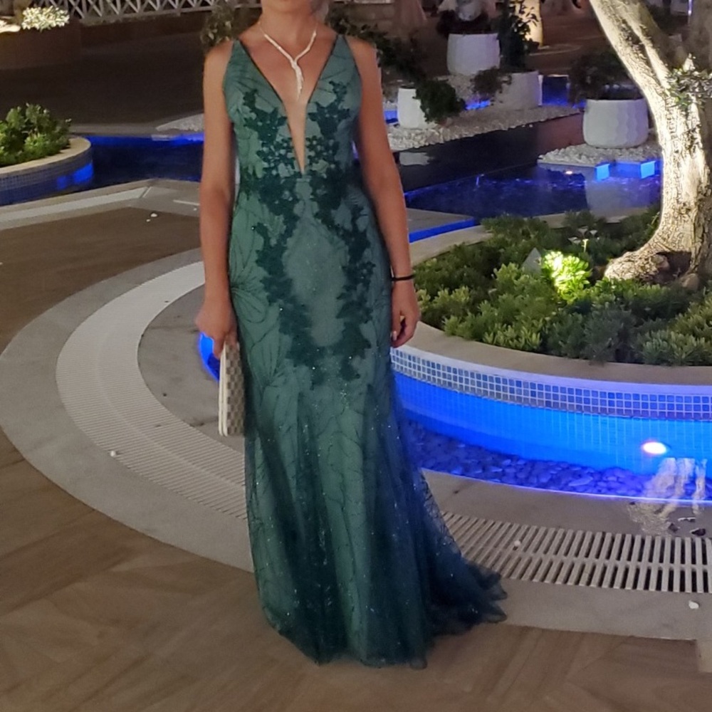 This is a bodycon wedding dress!! Perfect for small women